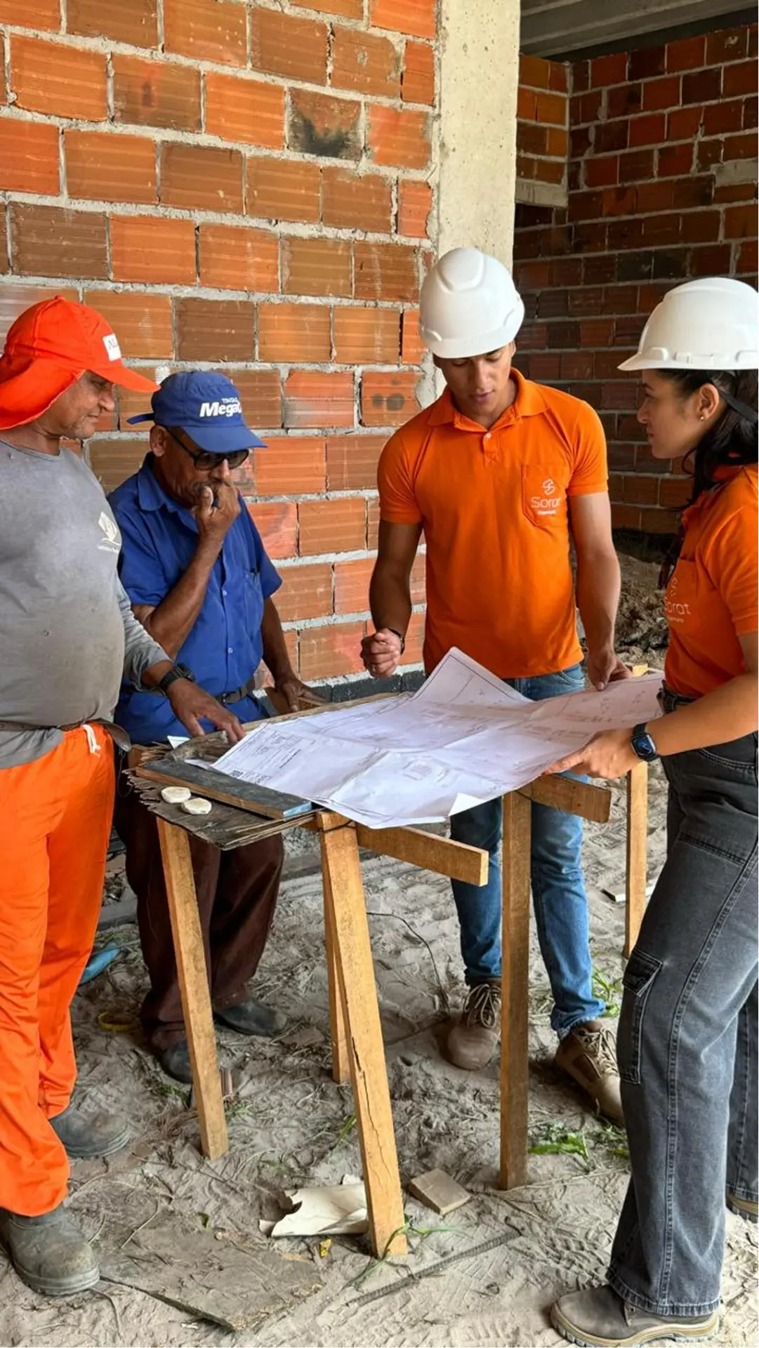 Equipe Sorat analisando o projeto na obra