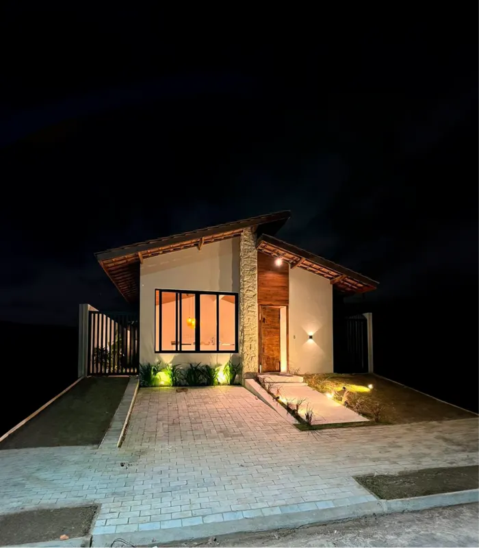 Casa entregue pela Sorat iluminada à noite
