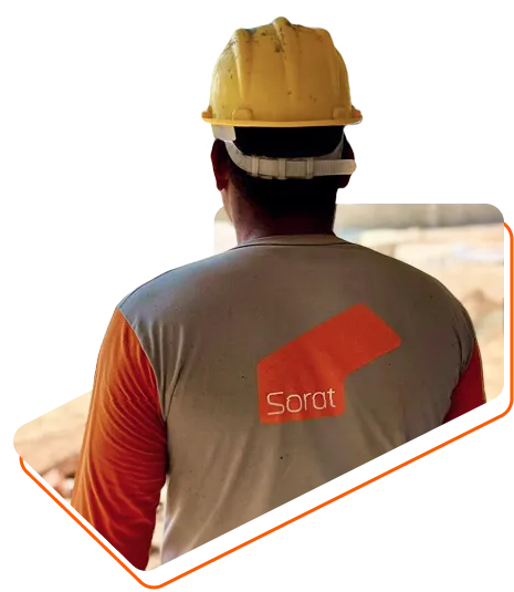 Profissional Sorat de capacete na obra